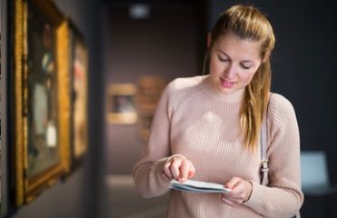 Chica en Museo